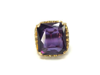 BAGUE en or jaune 750° ornée d'une améthyste...
