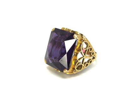 BAGUE en or jaune 750° ornée d'une améthyste...