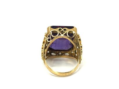 BAGUE en or jaune 750° ornée d'une améthyste...