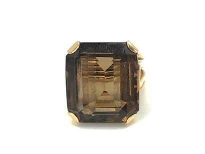 BAGUE en or jaune 750° ornée d'un quartz...