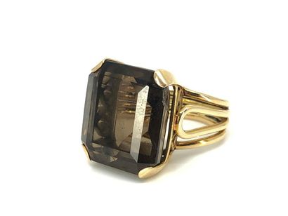 BAGUE en or jaune 750° ornée d'un quartz...