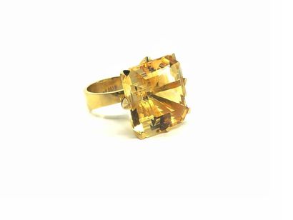 BAGUE en or jaune 750° ornée d'une importante...