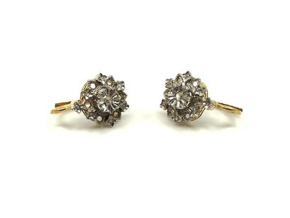 PAIRE de boucles d'oreille en or deux tons...