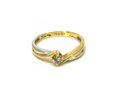 BAGUE en or deux tons ornée d'un diamant...