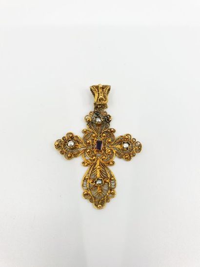 CROIX arlésienne en or jaune 750° ajourée...