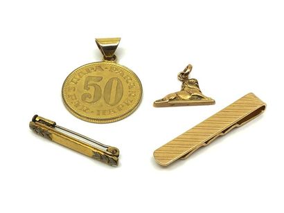 Lot d'or 750° comprenant :
Pendentif représentant...