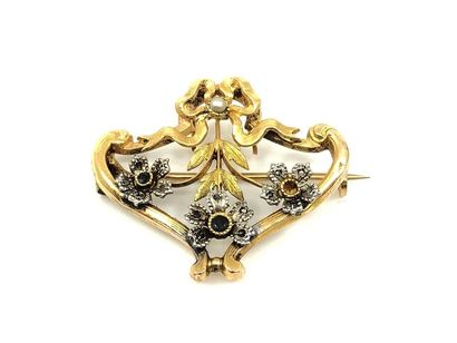 BROCHE en or deux tons 750° ornée de roses...