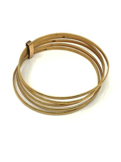 CINQ bracelets joncs martelés liés
Travail...