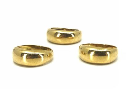 LOT de trois bagues jonc en or jaune 750°...