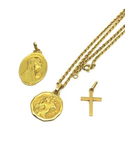 LOT d'or 750° comprenant : 
Chaine et trois...