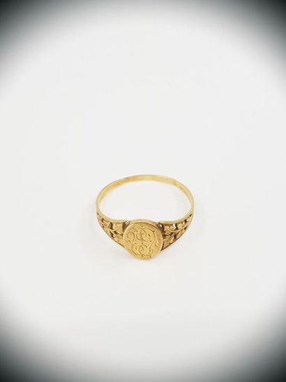 BAGUE en or jaune 750° monogrammée
Poids...