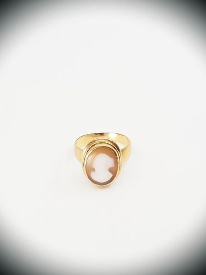 BAGUE camée coquille en or jaune 750°
Poids...