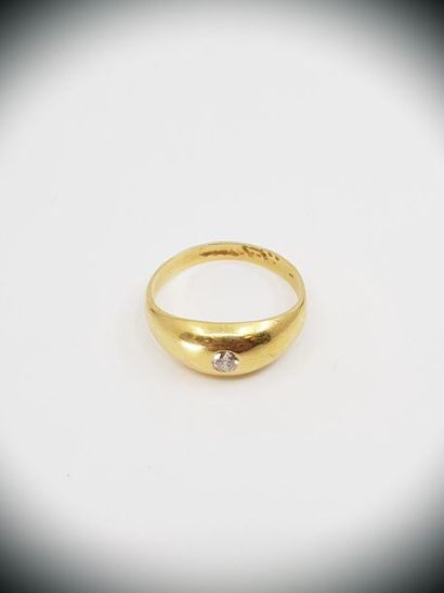 BAGUE jonc en or jaune 750° ornée d'un diamant...