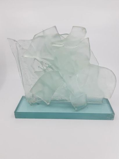 SCULPTURE en verre givré 
Piètement en plexiglas...