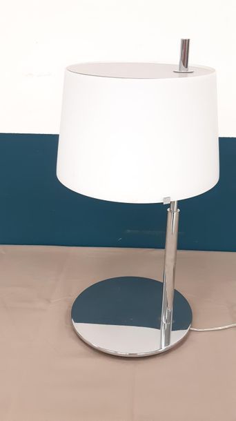 FONTANA ARTE 
Lampe chromé abat jour en verre
Dim...