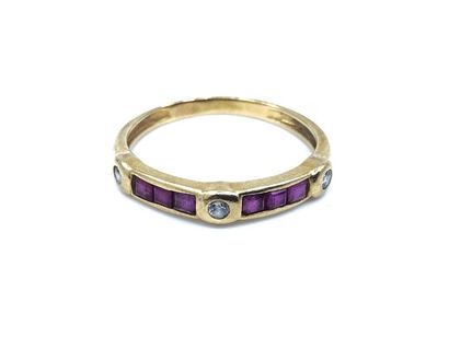 BAGUE 
En or jaune 750° ornée de rubis et...