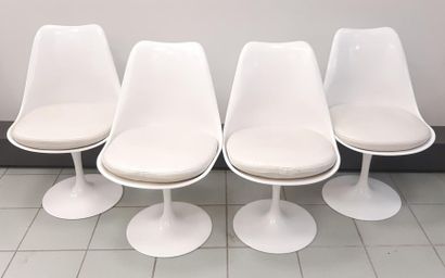 SAARINEN - Edition KNOLL 
Quatre chaises...