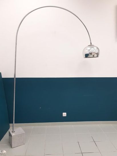 ARCO dans le goût 
Lampadaire formé d'une...