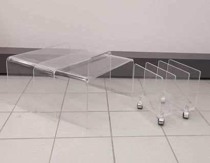Lot comprenant :
Deux tables gigognes en...