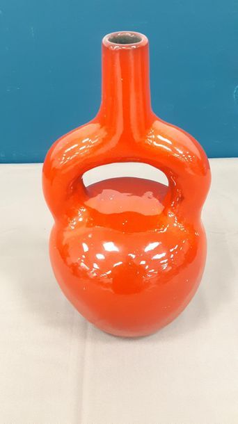 VASE 
en céramique peinte rouge 
Signé Lycée...