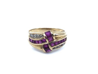 BAGUE 
En or jaune 750° ornée de rubis et...