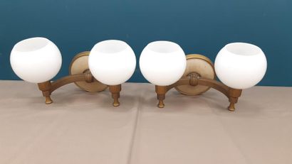 PAIRE d'appliques 
en laiton et bakelite...