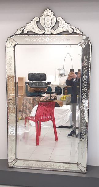 IMPORTANT miroir 
Venitien à pareclose en...