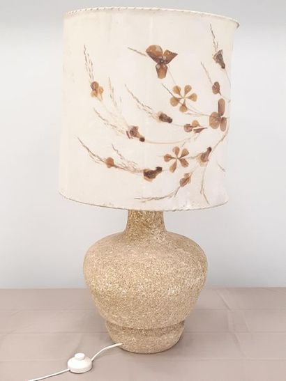 IMPORTANT PIED de lampe 
en pierre, abat-jour...