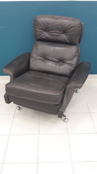 FAUTEUIL 
en cuir noir 
piètement en acier...