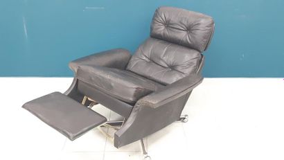 FAUTEUIL 
en cuir noir 
piètement en acier...