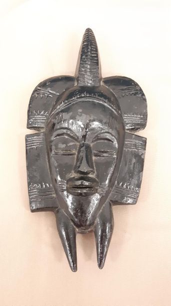 CAPRON dans le goût
Masque africain en faïence...