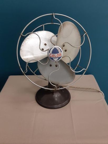 CALOR 
Ventilateur sur pied en bakelite helice...