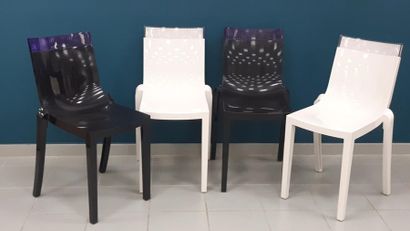 KARTELL 
QUATRE CHAISES HI CUT
Deux blanches...