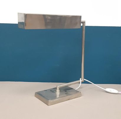 TRAVAIL MODERNE 
Lampe en alu chromé 
Circa...