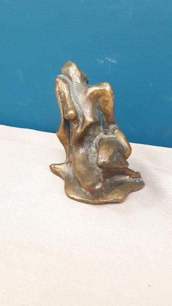 TRAVAIL MODERNE
Femme nue assise 
Bronze...