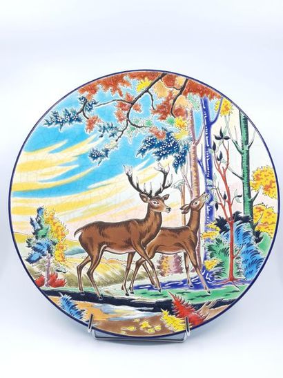 LONGWY 
Grand plat à décor de cerfs et de...