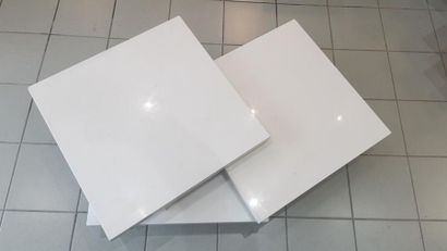 TRAVAIL MODERNE 
Table basse en laqué blanc...