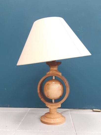 TRAVAIL artisanal 
Lampe en bois naturel...