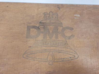 DMC 
Deux boîtes publicitaires en bois pour...