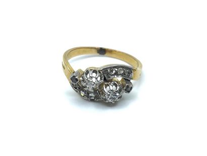 BAGUE 
En or deux tons 750° ornée de deux...