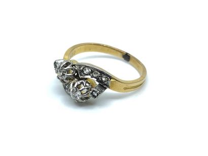 BAGUE 
En or deux tons 750° ornée de deux...