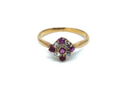 BAGUE 
En or jaune 750° ornée de roses et...