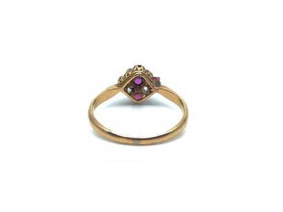 BAGUE 
En or jaune 750° ornée de roses et...