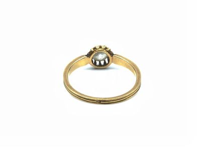 BAGUE 
En or jaune 750° ornée d'un diamant...