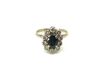 BAGUE 
En or gris 750° ornée d'un saphir...