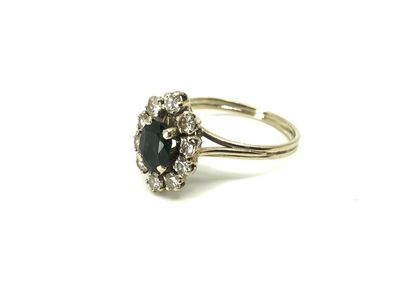 BAGUE 
En or gris 750° ornée d'un saphir...