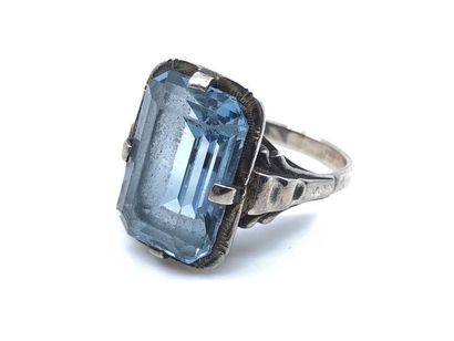 BAGUE 
En argent ornée d'une pierre bleue
Poids...