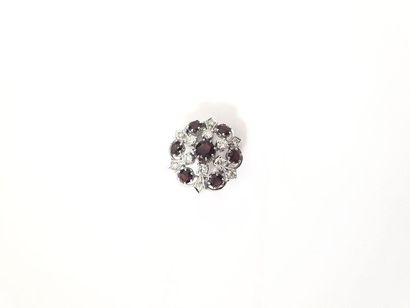 BROCHE 
En or gris 750° ornée de grenats...
