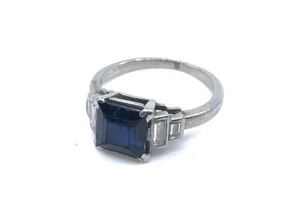 BAGUE 
En or gris ornée d'une pierre bleue
Poids...