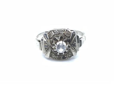 BAGUE 
En argent 925 ornée de pierres blanches...